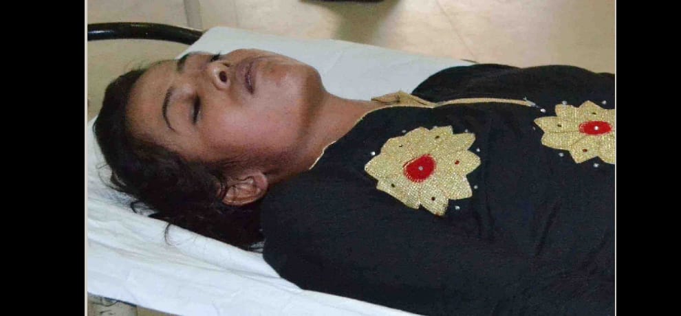 young man stabbed two sisters and try to drink acid