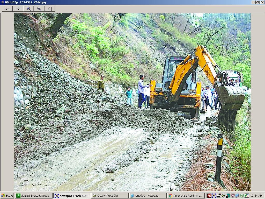 Padli debris fell near four hours Bhowali-Almora Road closed
