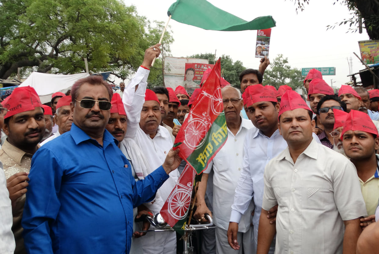 saikil railee nikaal gina rahe sarakaar kee upalabdhiyaan