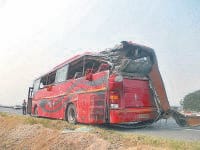 Tourist Bus driver fired, killing the tire burst, eight injured