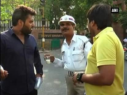 Beat the Heat: Boys distribute buttermilk to traffic cops 