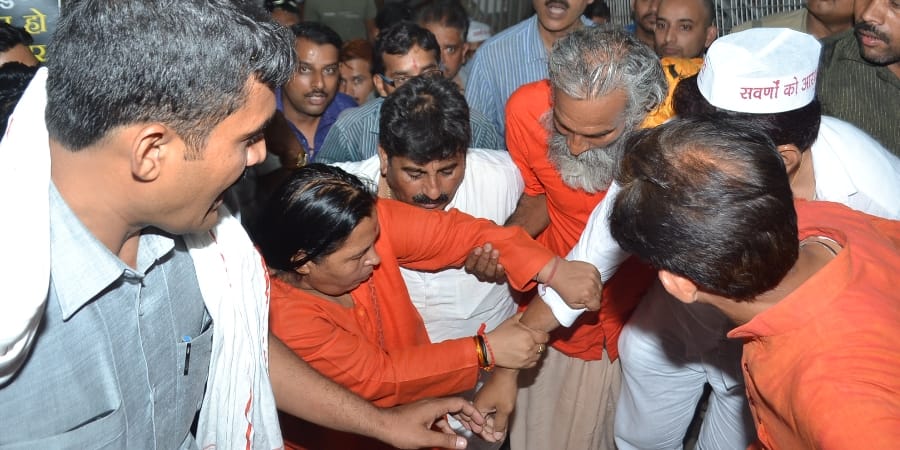 uma bharti showes anger on selfie taker