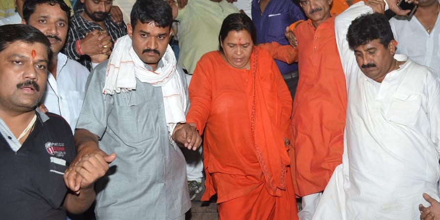 uma bharti showes anger on selfie taker