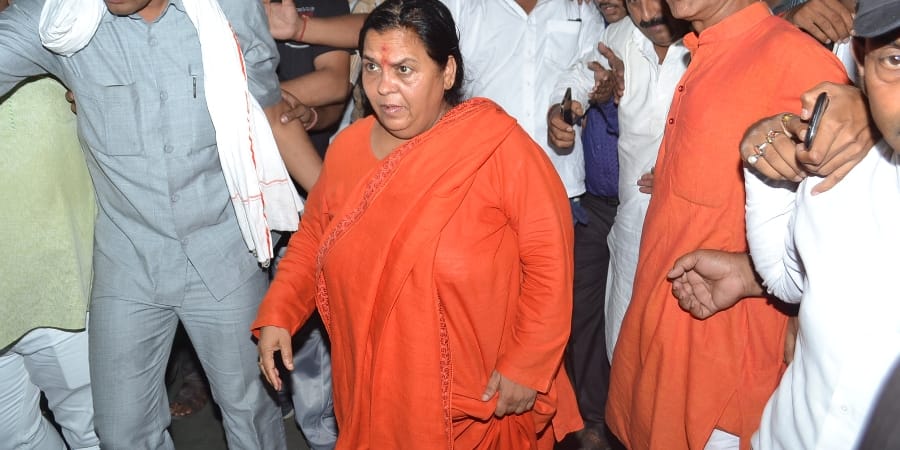 uma bharti showes anger on selfie taker
