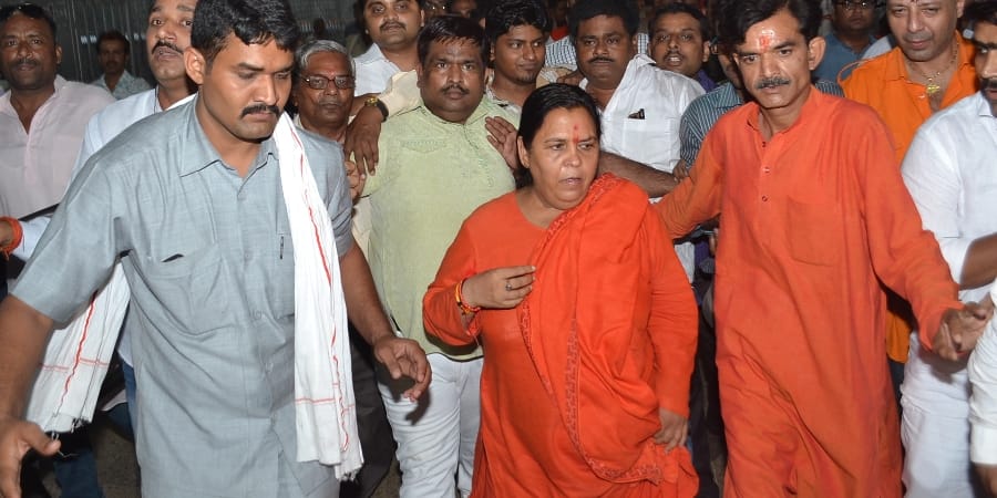 uma bharti showes anger on selfie taker
