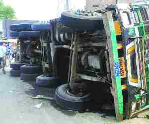 Truck fell upon people, 7 injured