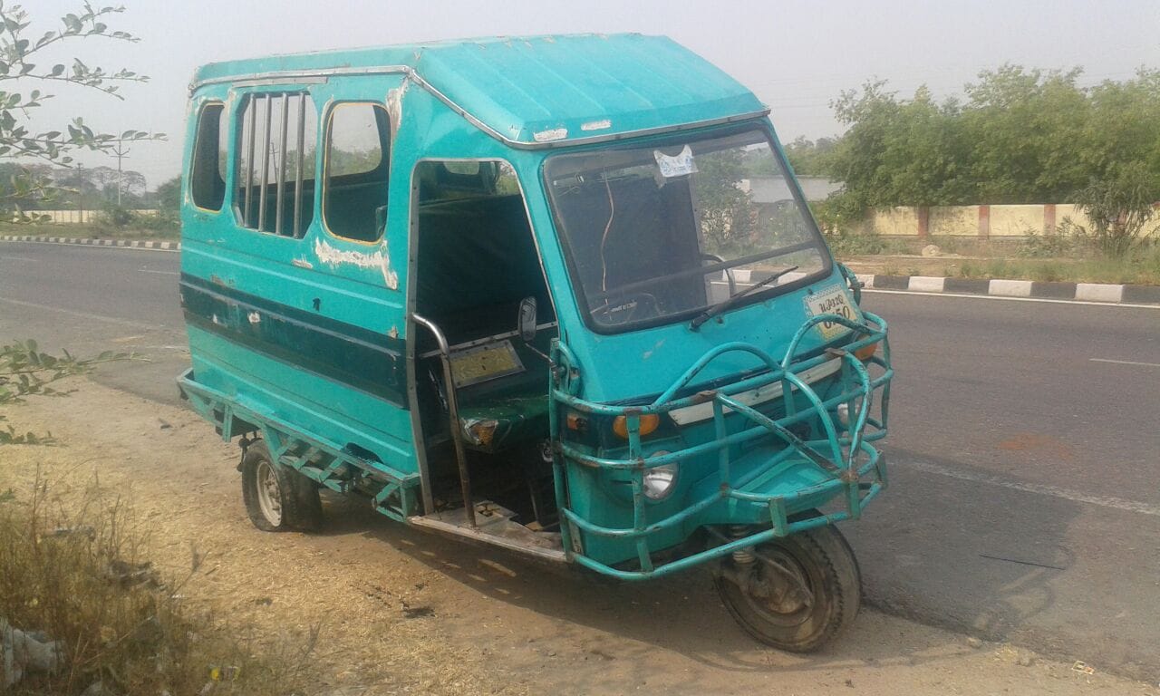 tempo accident near sitapur road