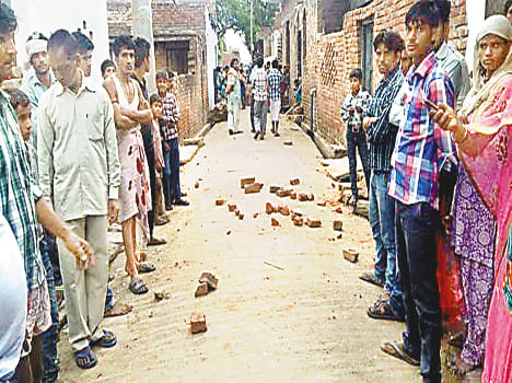Pakrshaen stone in two , six injured