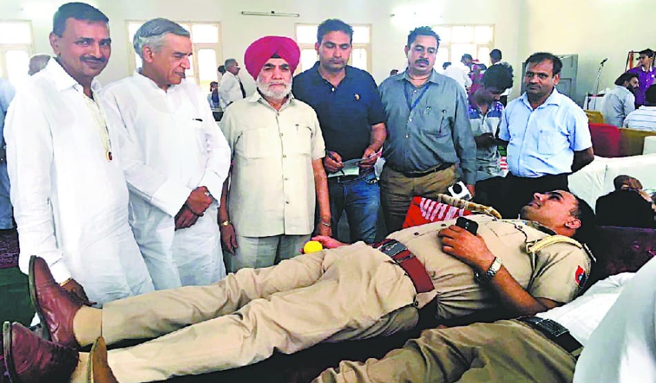 blood donation camp at manimajra, police staff donated blood