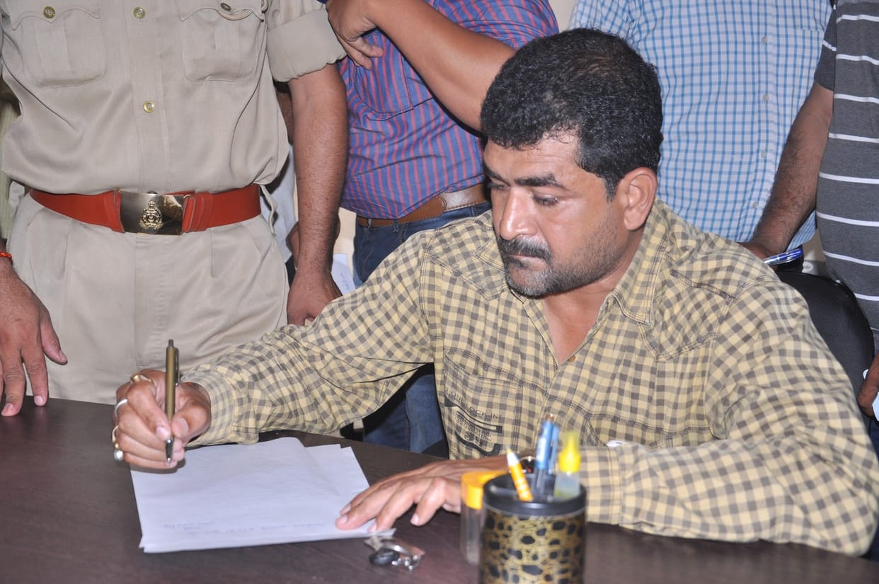 loot of 8 lacs near DIG office