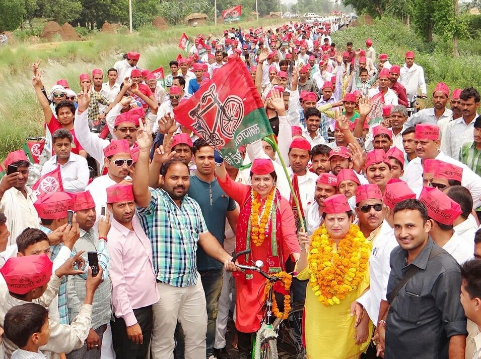 antim din chunaavee traik par josh ke saath daudaee saikil