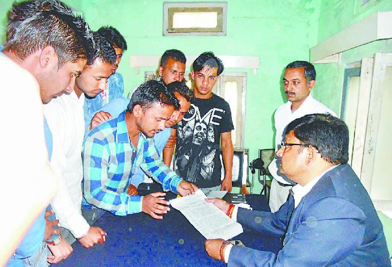 demanding the restoration of Guest teachers 