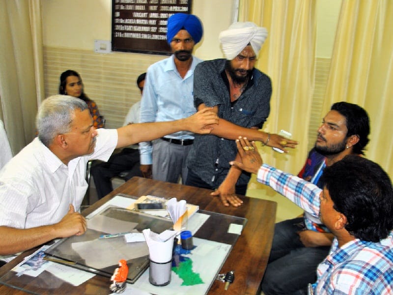 dispute in civil hospital, drug addict dispute, pathankot civil hospital dispute, amritsar