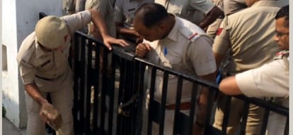 huda and police officer clashed for house occupation