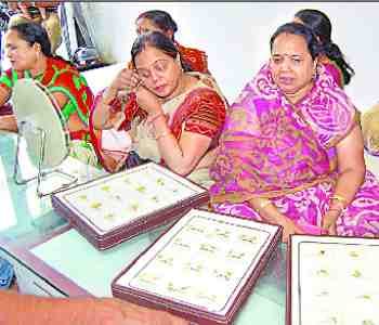 80 lakh rupees jewelery sold 