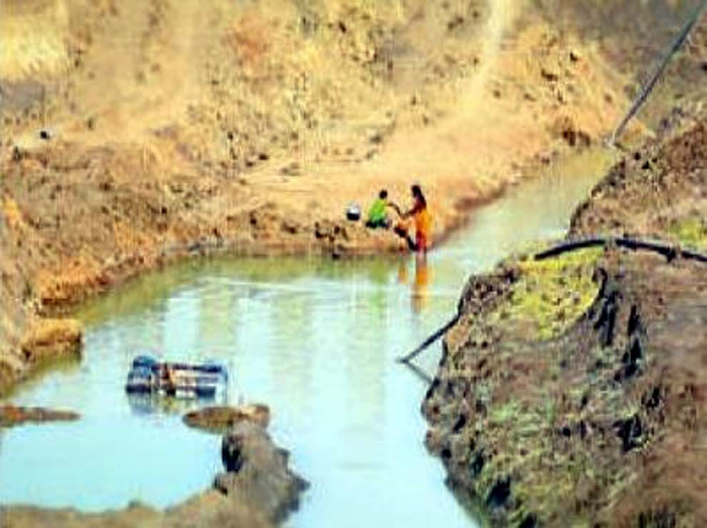 villagers try to revive a dead river In dry Latur