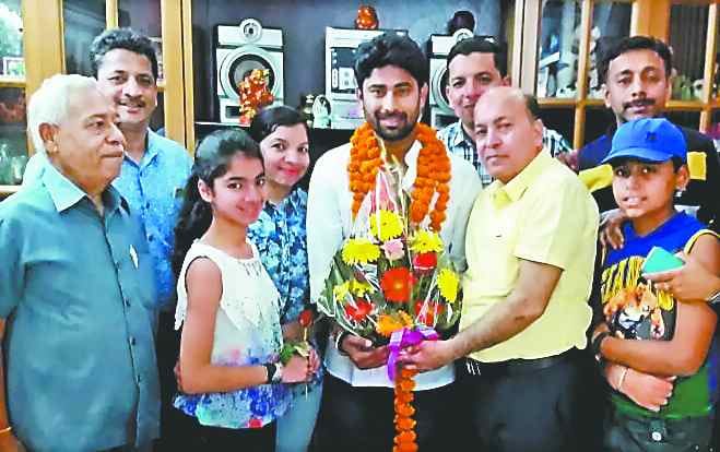 Cine Star Manmohan Tiwari took blessings of Ganga