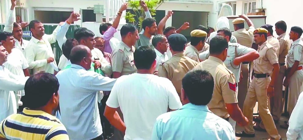 huda and police officer clashed for house occupation