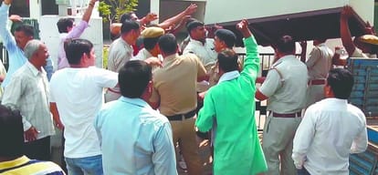 huda and police officer clashed for house occupation