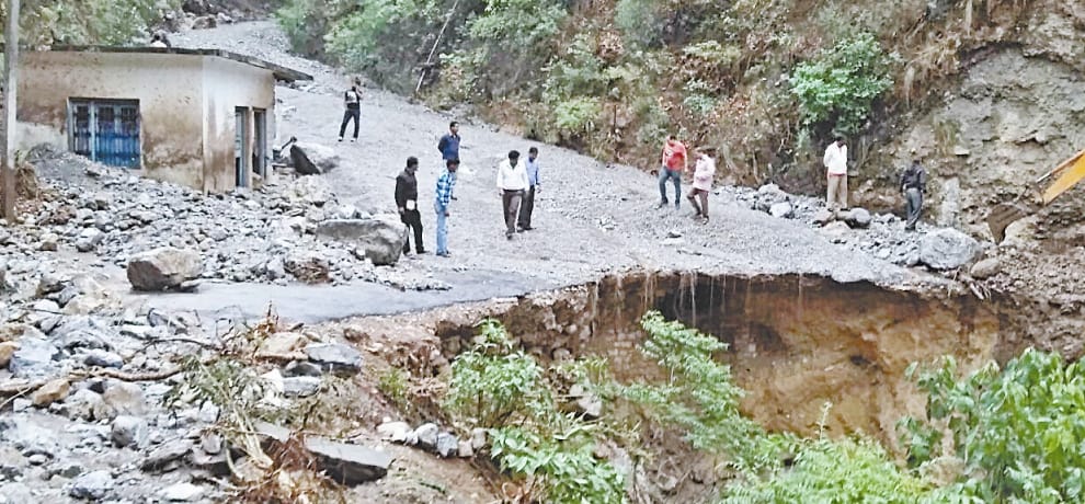 cloud brust at sunni, 5 tourist drown in flood.