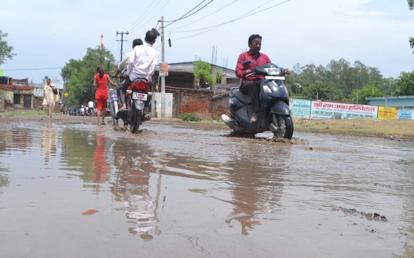Sewer drains choke, many Places waterlogging