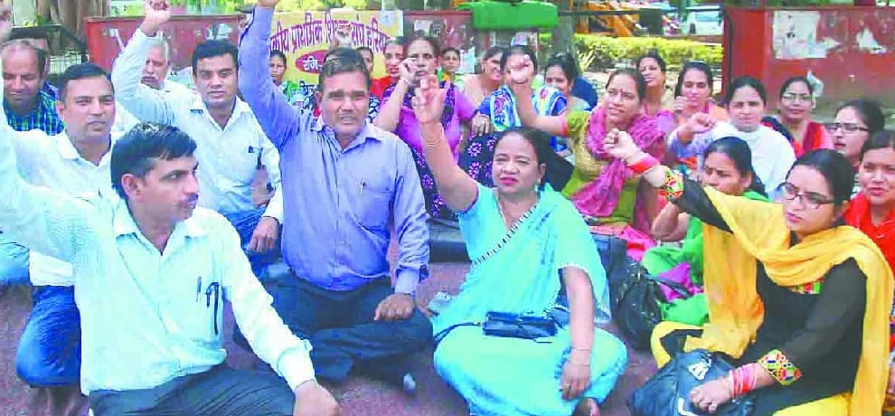 angry teachers against transfer policy 