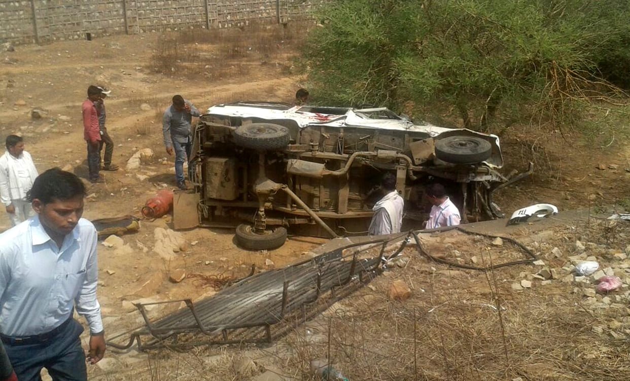 truck turned off in dich, driver died