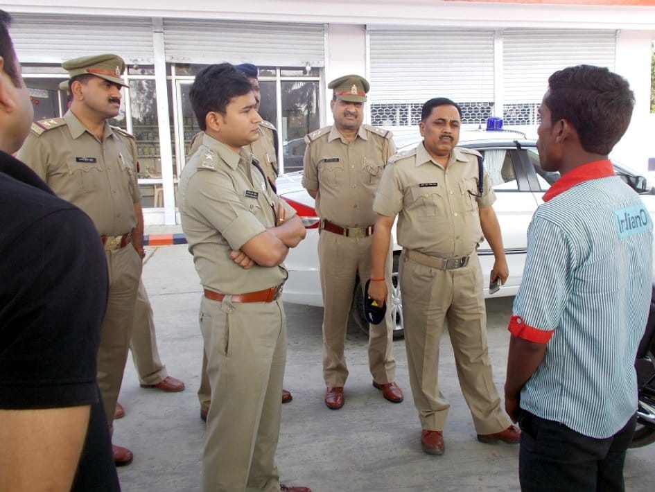 Brvr petrol in broad daylight 1.12 lakh looted from the pump