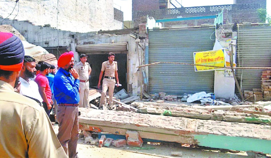 accident during old building demolished, 2 killed