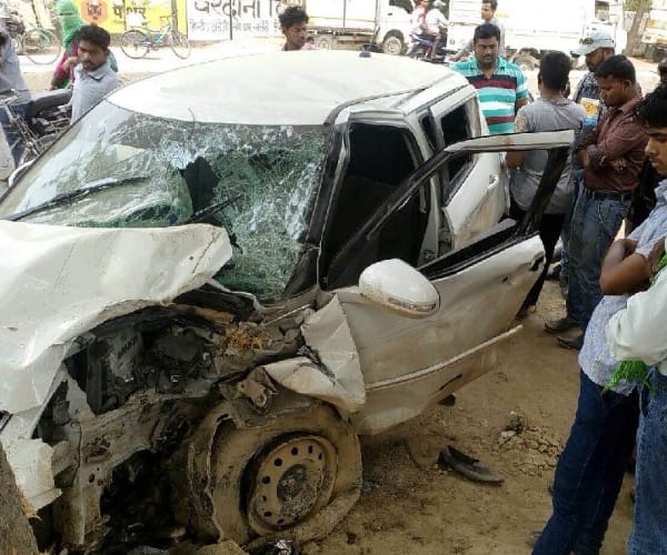 car collapsed into tree in lucknow