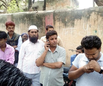 car collapsed into tree in lucknow