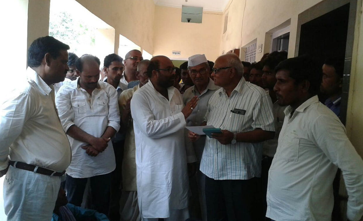  Congress MLAs led by picketing