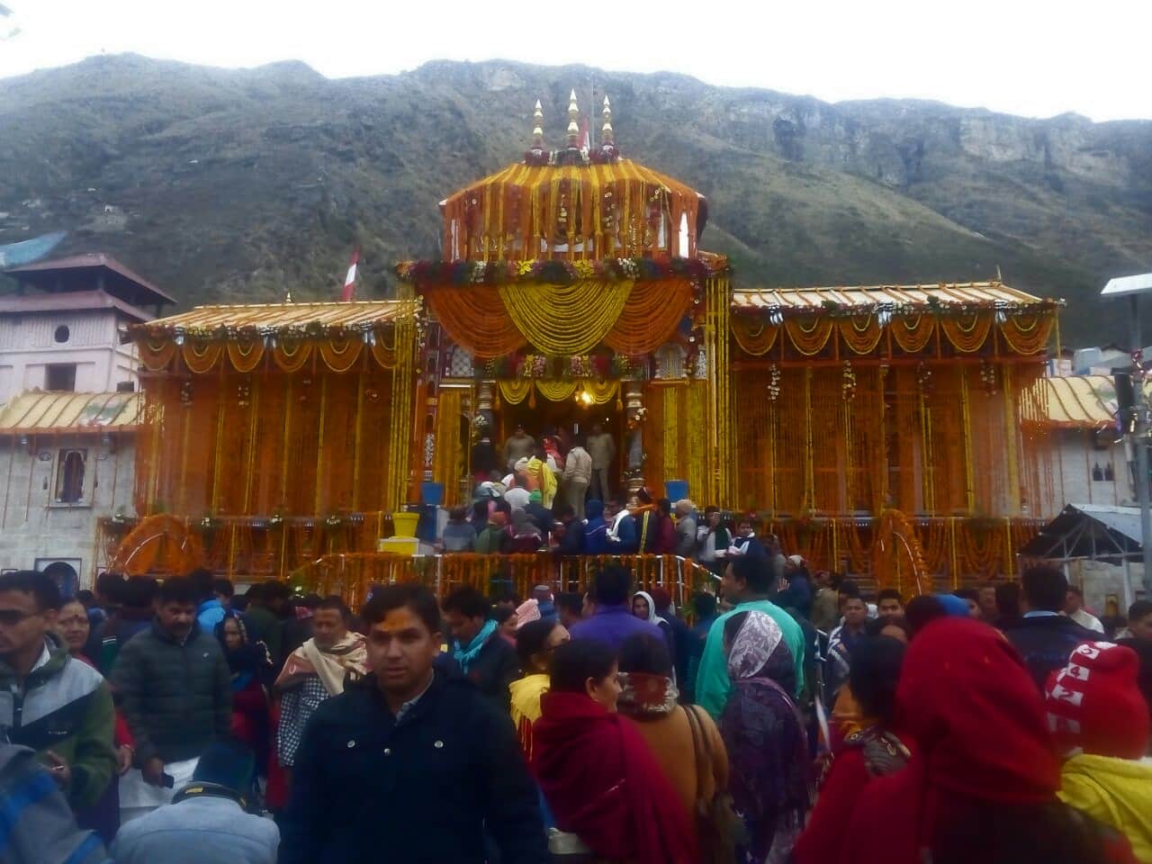 After 17 years badrinath dham gate will closed in night