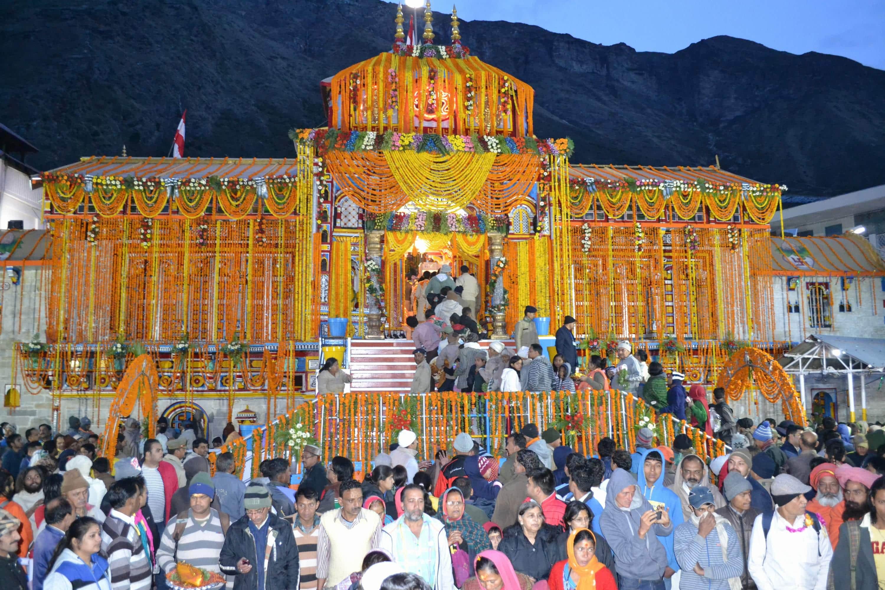 After 17 years badrinath dham gate will closed in night