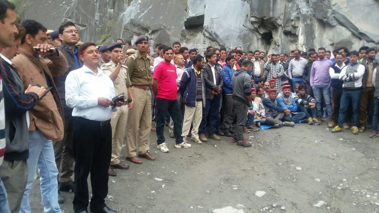 road jam in khadamukh