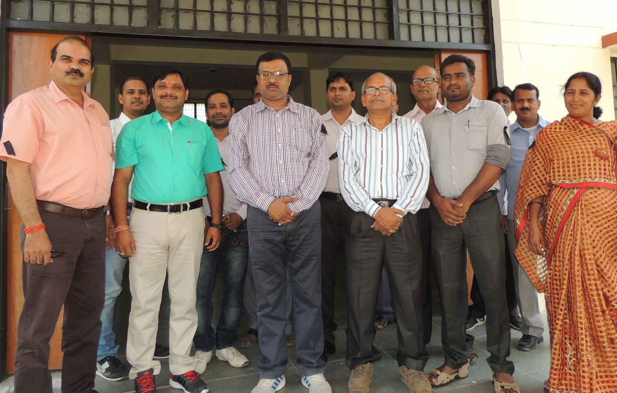 Health workers who perform black blindfold