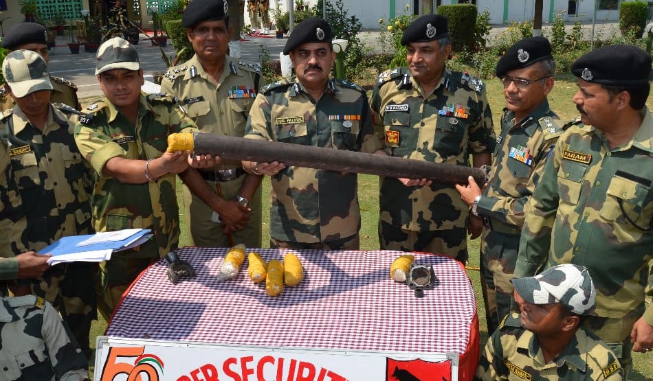 BSF seized heroin of 19 crore at pakistan border
