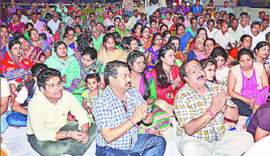 devotees dance in Bhajan Sandhya 