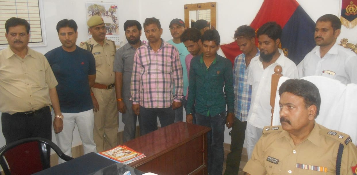 teen shootar samet chaar giraphtaar, do aaropee pharaar