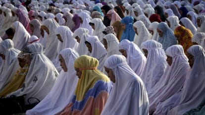 one day woman control mosque
