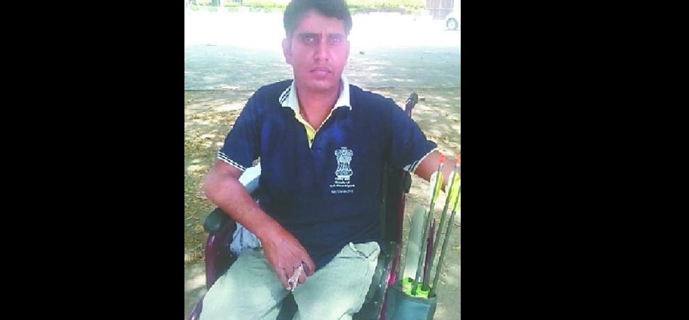 satendra will aim in para olympic with bow of borrow