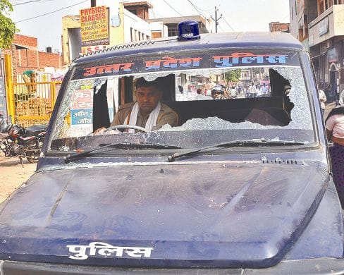 attack on police team in agra