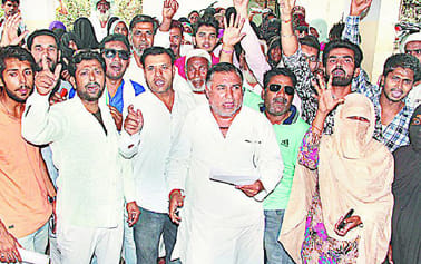 protest at the collectorate against private schools 