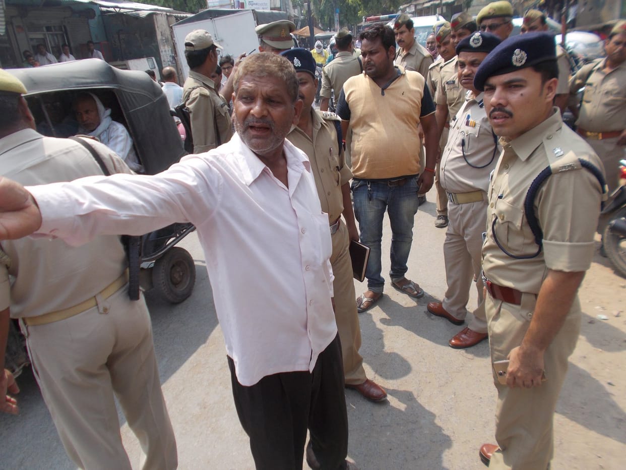Rs three lakh snatched in Azamgarh