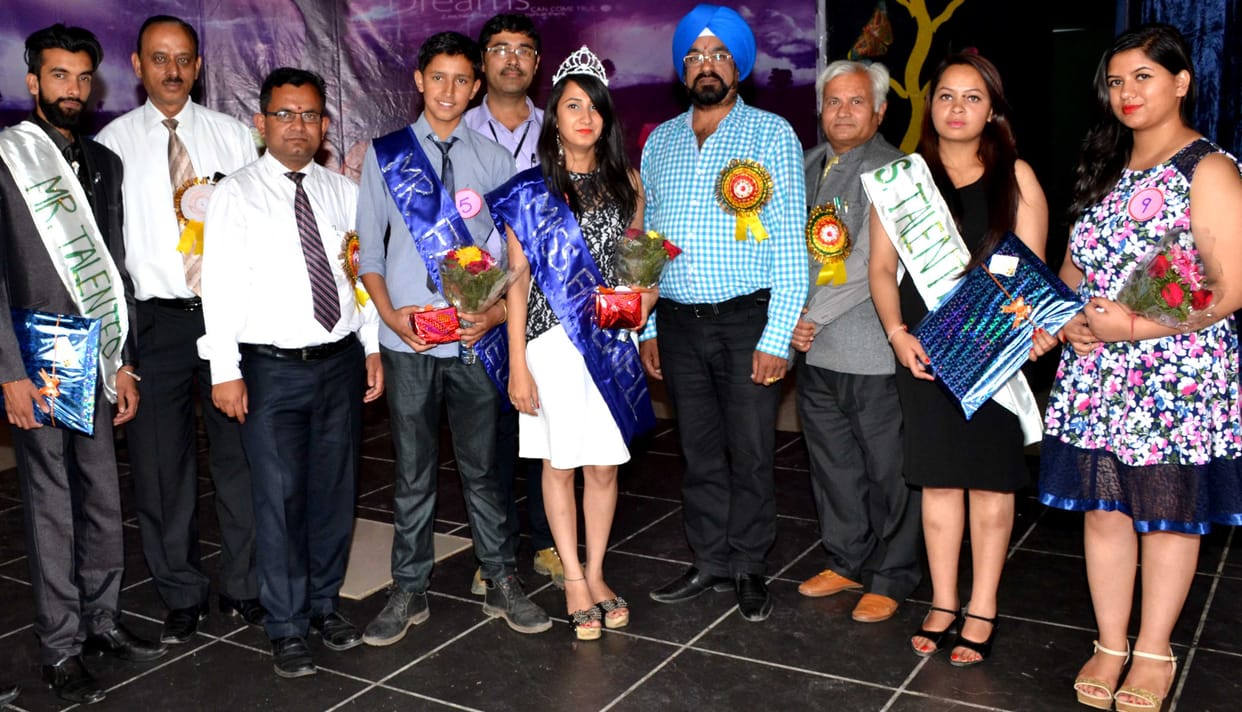 ayushi awarded by head girl