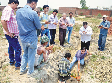 District Hospital today cut electricity without