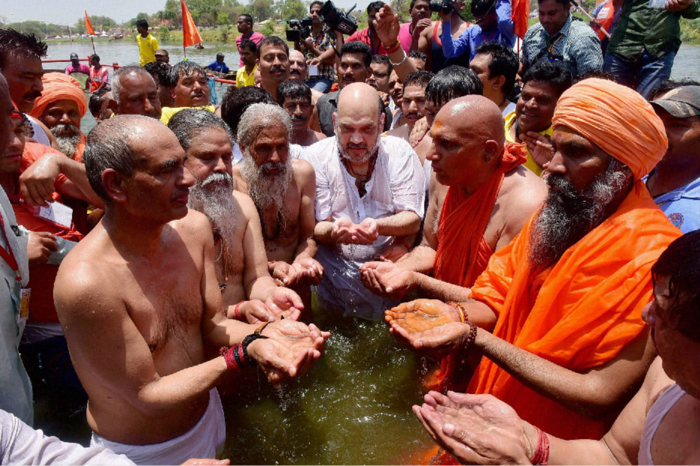 PICS: Amit takes holy dipp at Shipra river