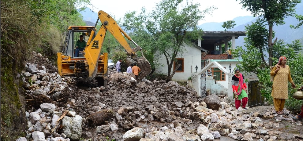 cloud brust at sunni, five people missing, live photos.