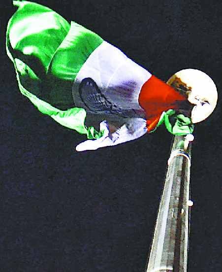 hungame ke beech fheraya tiranga