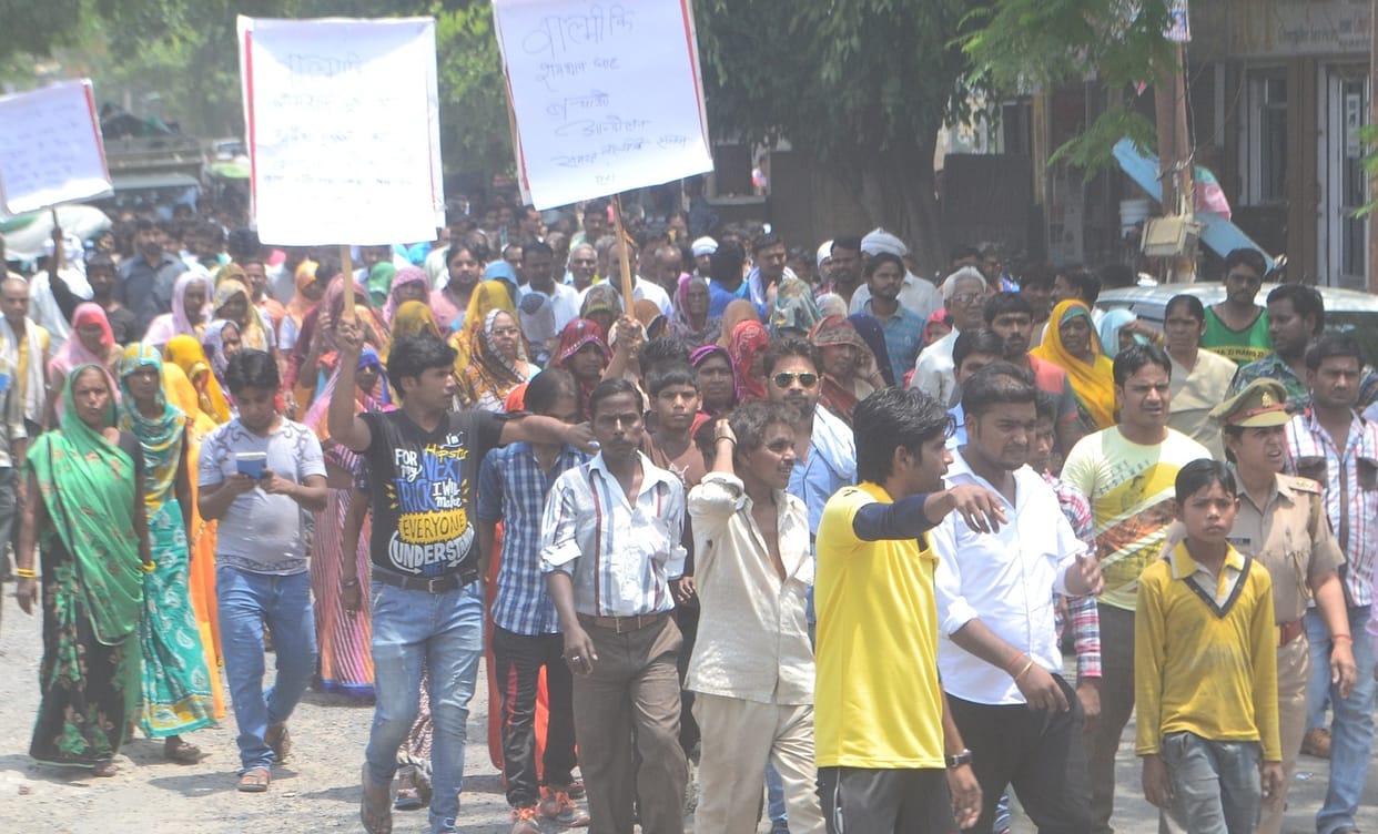 maraghat bhoomi par avaidh kabje ke virodh mein nikaala juloos